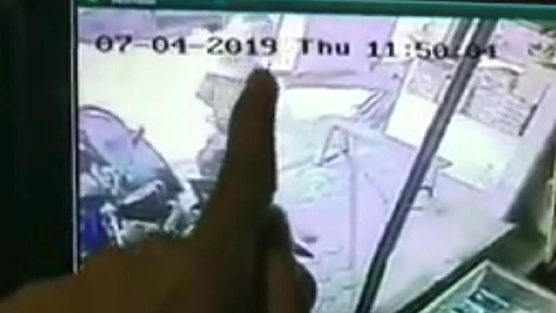 Aksi Nenek Curi Beras di Cirebon Terekam Kamera CCTV Aksi Nenek Curi Beras di Cirebon Terekam Kamera CCTV
