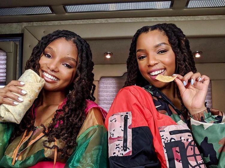 Pesona Halle Bailey, Pemeran Ariel Little Mermaid Saat Kulineran