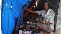 Kebanyakan warga yang tinggal di gubuk-gubuk liar yang berada di pinggir jalan Kanal Banjir Barat, Jati Pulo, itu pun berasal dari luar kota Jakarta.