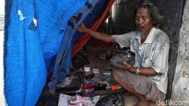 Orang Terkaya RI Main Bola Bareng Pengungsi, Gaji untuk Pengangguran