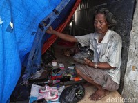 Orang Terkaya RI Main Bola Bareng Pengungsi, Gaji untuk Pengangguran