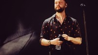 Sebagai publik figure, Scott harus selalu tampil prima. Ia juga diketahui tak bisa jauh dari air mineral. Saat berlatih atau saat manggung, ia selalu membekali diri dengan air mineral. Foto: instagram @calumscott