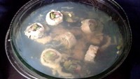 Duh, tampilan menu ini nggak menarik selera banget ya? Sushi kok dijadikan isian agar! Foto: Istimewa