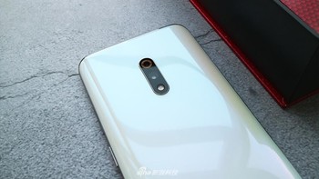 Kamera ganda ditempatkan di bagian belakang. Foto: Sina Mobile