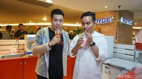 Mereka pun terlihat menikmati dua varian minuman yang dipilih. Sluurp! Foto: dok.detikFood/Dewi Anggraini