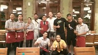 Ternyata pelayan kafe juga tertarik foto bareng dengan Diego, saat Diego mampir. Foto: Istimewa