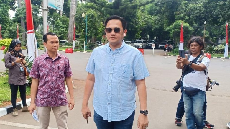 Farhat Abbas Tuding Opini Hotman Paris Bikin Rey Utami-Benua Dihujat