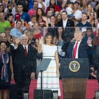 Meski diguyur hujan, Melania Trump memilih tampil tanpa payung. Alhasil, mantan model seksi tersebut kebasahan. (Foto: Getty Images)