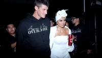 Foto yang diambil paparazi ini memperlihatkan kedekatan antara Agnez Mo dan Jefrrey. Ternyata Agnez Mo termasuk well prepared ya, lihat dia membawa tumbrl botol minum sendiri. Foto: Istimewa