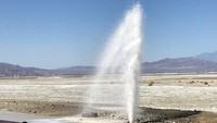 Gempa itu bahkan merusak sejumlah infrastruktur. Salah satunya sebuah pipa air yang rusak di kawasan Trona, California, AS. AP Photo/Matt Hartman.