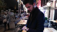 Diego nampak bersiap untuk dinner. Entah dengan siapa, yang jelas Diego terlihat tak sabar. Foto: Istimewa