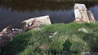 Tanggul Kali Bekasi di Jalan Cipendawa, Kota Bekasi, Jawa Barat, mengalami kerusakan yang cukup parah.