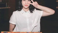 Berasal dari Bandung, Zara yang masih berusia 16 tahun tampil imut sekaligus menawan saat bernyanyi dan berakting. Lewat Instagramnya, ia sering membagikan pose serunya saat sedang makan. Foto: Instagram @jkt48.zara