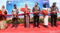 Peresmian dilakukan dengan pemotongan pita.