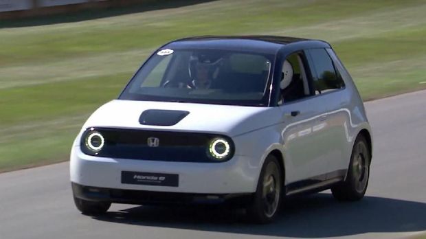 Honda e di jalan