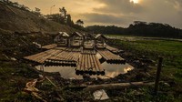 Kemarau membuat debit air Situ Gede, Tasikmalaya, Jawa Barat, menyusut dan berdampak pada sepinya wisatawan. Adeng Bustomi/Antara Foto.