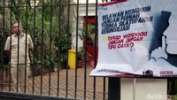 Nurdiati, Koordinator aksi di depan rumah Prabowo tersebut, mengatakan rekonsiliasi artinya Prabowo berkompromi atas kasus-kasus yang hingga kini belum diselesaikan.