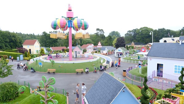 Saat memasuki Peppa Pig World, wisatawan langsung disambut dengan rumah keluarga Peppa yang berada di puncak bukit kecil (Andi Saputra/detikcom) Saat memasuki Peppa Pig World, wisatawan langsung disambut dengan rumah keluarga Peppa yang berada di puncak bukit kecil (Andi Saputra/detikcom)