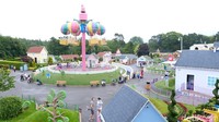 Saat memasuki Peppa Pig World, wisatawan langsung disambut dengan rumah keluarga Peppa yang berada di puncak bukit kecil (Andi Saputra/detikcom)