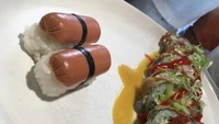 Tak kalah bikin heran, restoran memberi potongan sosis yang diikat lembaran nori sebagai topping sushi. Hmmm... Foto: Istimewa
