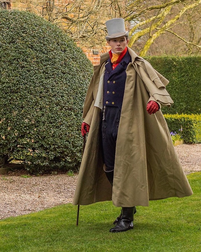 Pria 25 tahun ini sudah tidak mau memakai busana modern dan tentunya tak pernah mengikuti tren fashion terkini. Sehari-harinya, ia mengenakan setelan jas, topi tinggi hingga wig bergaya kuno. Foto: Instagram/@pinsent_tailoring