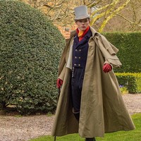 Pria 25 tahun ini sudah tidak mau memakai busana modern dan tentunya tak pernah mengikuti tren fashion terkini. Sehari-harinya, ia mengenakan setelan jas, topi tinggi hingga wig bergaya kuno. Foto: Instagram/@pinsent_tailoring