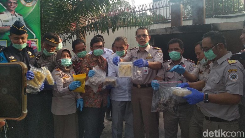 Balai Pertanian Medan Musnahkan Durian-Anak Burung Ilegal dari Malaysia Balai Pertanian Medan Musnahkan Durian-Anak Burung Ilegal dari Malaysia