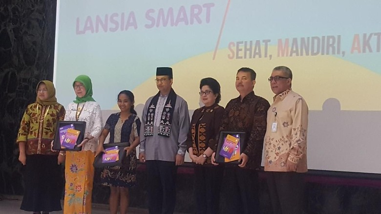 Anies Pamerkan Kartu Jakarta Lansia Anies Pamerkan Kartu Jakarta Lansia