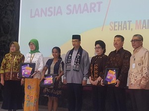 Anies Pamerkan Kartu Jakarta Lansia