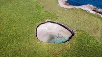 Ke pantai ini kita harus melewati terowongan air sepanjang 2 meter yang bisa dikses dari lautan di depannya. Jadi traveler harus berenang atau naik kayak untuk bisa ke pantai. (Marietas Islands)