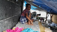 Gubuk liar itu dibangun warga dari kayu, triplek, dan terpal. Di tempat yang sesungguhnya tak layak untuk ditinggali itu warga beristirahat usai bekerja seharian.