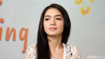 Angel Karamoy kok Bengong, Mikir Apa Ya?