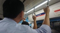 Ahok memegang handgrip MRT. Foto: Instagram @basukibtp
