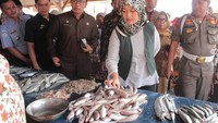 Belanja ikan, makan ikan. Biar sehat dan cerdaas. Daaaann biar tidak ditenggelamkan bu Susi Pudjiastuti, tulis Nunik pada keterangan foto ini.  Foto: instagram @noenia_ch