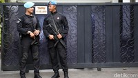 Dua petugas Pasukan Pengamanan Presiden (Paspampres) Grup B bersiaga menjaga keamanan di area sekitar kediaman Maruf Amin, Jakarta, Jumat (5/7/2019).