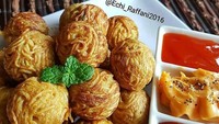 Ini namanya takomie! Mie digoreng dalam keadaan bulat lalu dipadu dengan aneka saus. Beberapa bahkan ada yang menaburkan katsuobushi. Foto: Instagram