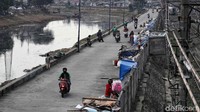 Faktor ekonomi maupun kemiskinan jadi alasan mereka untuk tinggal di gubuk-gubuk liar tersebut.
