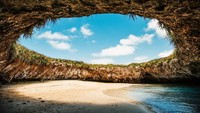 Hidden Beach begitu sebutannya atau masyarakat sekitar menyebutnya dengan Playa del Amor, memiliki lanskap yang indah yang menawarkan suasana romantis tidak terlupakan. (iStock)