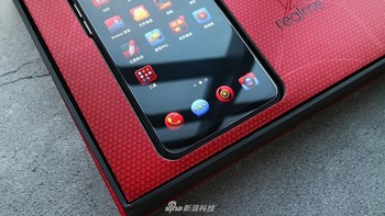 Layar ddilindungi kaca Gorilla Glass 5. Foto: Sina Mobile