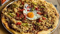 Selain dibuat seperti pizza, mie instan juga bisa jadi topping pizza. Jadinya kayak gini. Foto: Instagram