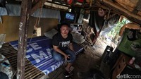 Tak adanya biaya untuk membeli rumah yang lebih layak huni membuat warga memilih membangun gubuk liar untuk menjadi tempat tinggal.
