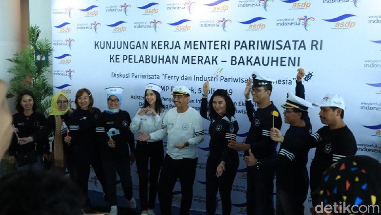 Foto: Menpar Arief Yahya (tengah) di Cilegon (Randy/detikcom) Foto: Menpar Arief Yahya (tengah) di Cilegon (Randy/detikcom)
