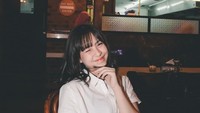 Sambil menunggu pesanan datang, Zara biasanya sering berpose imut di restoran. Intip saja posenya yang satu ini, bikin gemas! Foto: Instagram @jkt48.zara