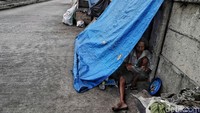 Gubuk liar yang dibangun dari terpal seadanya itu membentang sepanjang satu kilometer di pinggir jalan kawasan Kanal Banjir Barat, Jati Pulo, Jakarta Barat.
