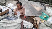 Kebanyakan warga yang tinggal di gubuk-gubuk liar itu bekerja sebagai pemulung maupun petani di pinggir sungai.