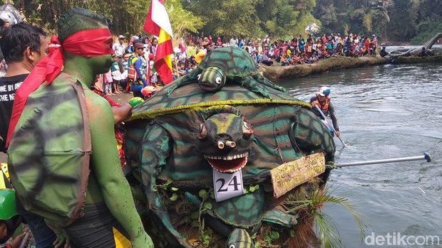 Meriahnya Lomba Perahu Hias di Sungai Elo Magelang