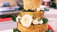 Penggemar mie instan pasti suka nih dengan kue pernikahan ini. Orang kuenya terbuat dari mie goreng instan. Hihi Foto: Instagram