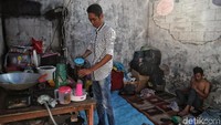 Ada pula sejumlah warga yang kini menempati reruntuhan bangunan usai kembali ke lokasi kebakaran di kawasan Kampung Bandan.