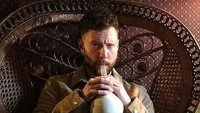 Slurrrrp! Ada yang tahu Scott sedang menikmati apa? Tampaknya minuman yang tersaji di dalam gelas unik. Foto: instagram @calumscott