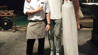 Berfoto bersama pelayan restoran, Agnez MO dan Jeffrey tampak berencana untuk dinner bersama. Lihat mereka mengenakan warna baju senada. Foto: Istimewa